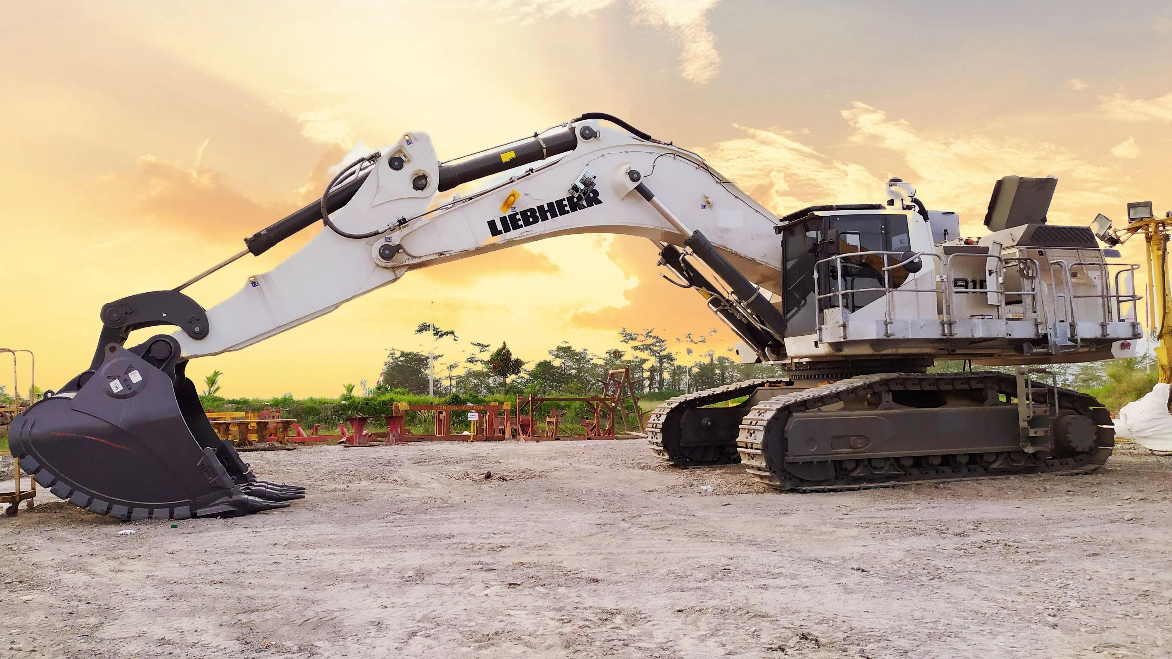 Liebherr R936COMPACTLITRONIC